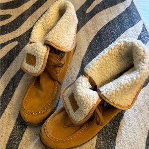 KHOMBU | Women’s wedge boots size 9